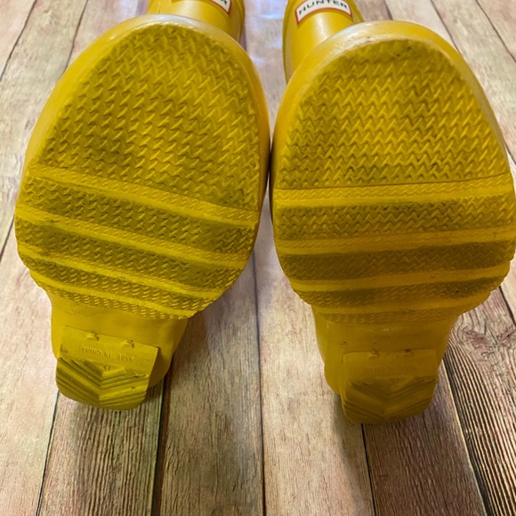 Hunter Boys/Girls Youth Classic Tall Yellow Boots | Sizes 3(Boy) 4(Girl) - Picture 4 of 14